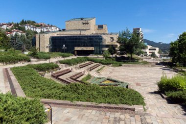 Smolyan, Bulgaristan - 14 Ağustos 2018: Rodop Drama Tiyatrosu Nikolay Haytov Smolyan, Bulgaristan beldesi yeni merkezi