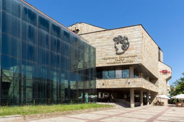 Smolyan, Bulgaristan - 14 Ağustos 2018: Rodop Drama Tiyatrosu Nikolay Haytov Smolyan, Bulgaristan beldesi yeni merkezi