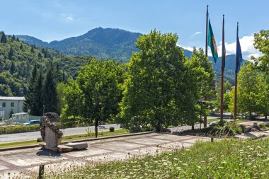 Smolyan, Bulgaristan - 14 Ağustos 2018: Smolyan, Bulgaristan beldesi yeni merkezinin panoramik