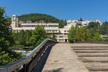 Smolyan, Bulgaristan - 14 Ağustos 2018: Smolyan, Bulgaristan beldesi yeni merkezinin panoramik