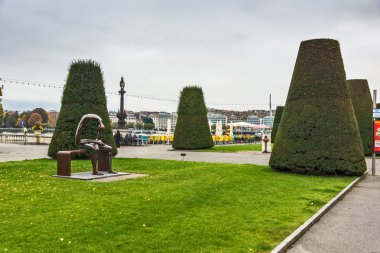 Cenevre, İsviçre - 30 Ekim 2015: Eski şehir şehir Cenevre, İsviçre'nin sokakta