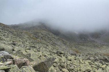 Musala tepe, Rila Dağı, Bulgaristan için tırmanma Hiking rotadan manzara