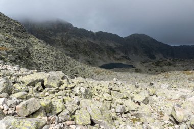 Sis ile üzerinde Musalenski göller, Rila Dağı, Bulgaristan manzara
