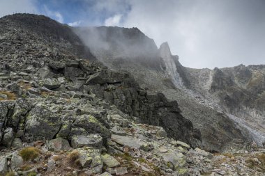 Musala tepe, Rila Dağı, Bulgaristan için tırmanma Hiking rotadan manzara