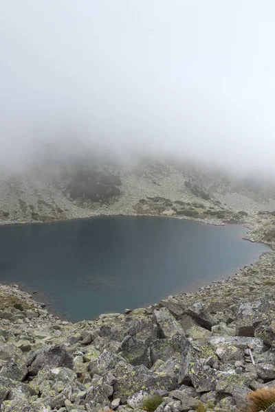 Lanskap Dengan Kabut Atas Danau Musalenski Gunung Rila Bulgaria — Stok Foto