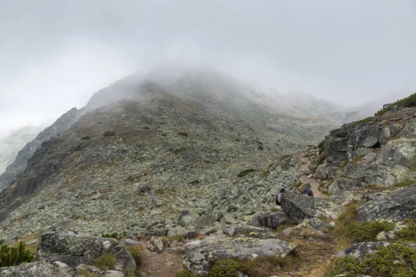 Musala tepe, Rila Dağı, Bulgaristan için tırmanma Hiking rotadan manzara
