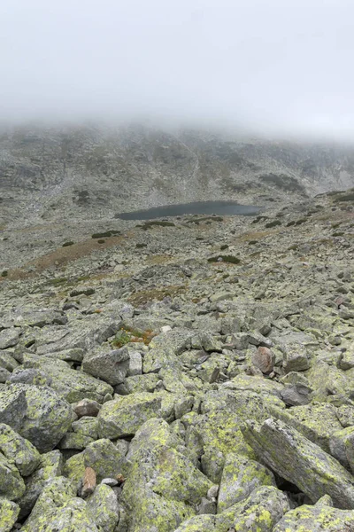Sis ile üzerinde Musalenski göller, Rila Dağı, Bulgaristan manzara