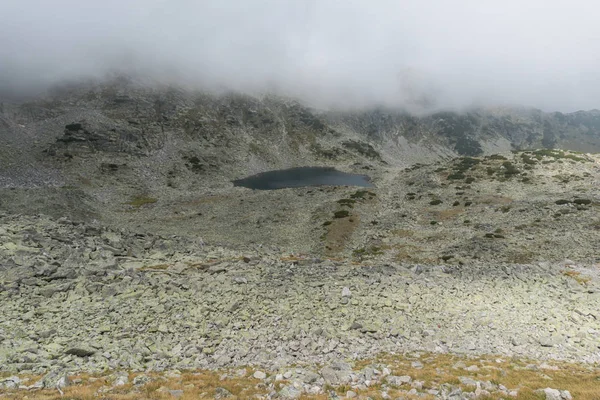 Paisaje Con Niebla Sobre Los Lagos Musalenski Montaña Rila Bulgaria — Foto de Stock