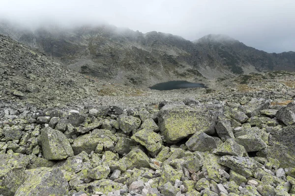 Paisagem Com Nevoeiro Sobre Lagos Musalenski Montanha Rila Bulgária — Fotografia de Stock