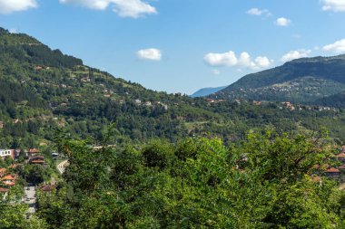 Iskar Gorge ve köyü Tserovo, koca Balkan Dağları, Bulgaristan ile muhteşem manzara