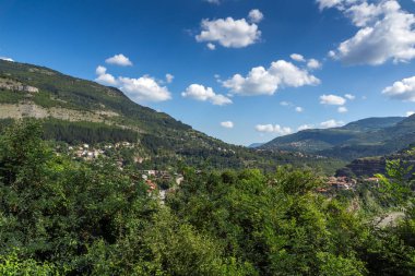 Iskar Gorge ve köyü Tserovo, koca Balkan Dağları, Bulgaristan ile muhteşem manzara