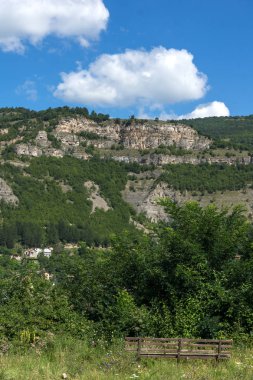 Iskar Gorge ve köyü Tserovo, koca Balkan Dağları, Bulgaristan ile muhteşem manzara