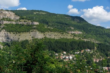Iskar Gorge ve köyü Tserovo, koca Balkan Dağları, Bulgaristan ile muhteşem manzara