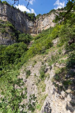 Şelale Skaklya çevresinde yeşil orman köyü Zasele Vazov iz, koca Balkan Dağları, Bulgaristan, yakın