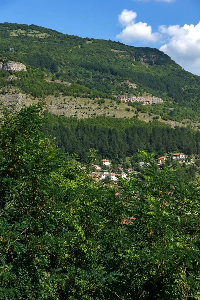 令人惊叹的景观与伊斯卡峡谷和 Tserovo 巴尔干山脉 保加利亚 — 图库照片