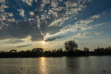 Plovdiv, Bulgaristan-5 Temmuz 2018: kürek mekan günbatımı Panorama City, Plovdiv, Bulgaristan