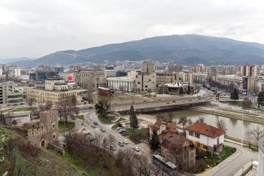 Skopje, Makedonya - 24 Şubat 2018: Üsküp şehir Panorama üzerinden kale (Kale kale) Old Town, Makedonya Cumhuriyeti