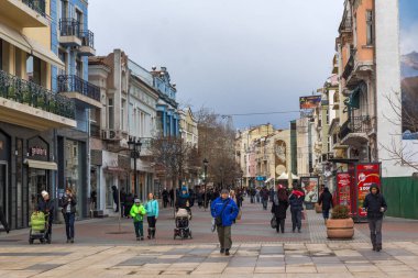 Plovdiv, Bulgaristan - 30 Aralık 2016: İnsanlar yürürken, insanlar, Merkez yaya cadde olarak şehir Plovdiv, Bulgaristan