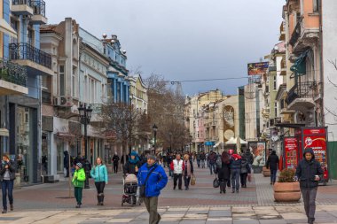 Plovdiv, Bulgaristan - 30 Aralık 2016: İnsanlar yürürken, insanlar, Merkez yaya cadde olarak şehir Plovdiv, Bulgaristan