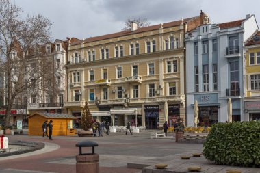 Plovdiv, Bulgaristan - 30 Aralık 2016: İnsanlar yürürken, insanlar, Merkez yaya cadde olarak şehir Plovdiv, Bulgaristan
