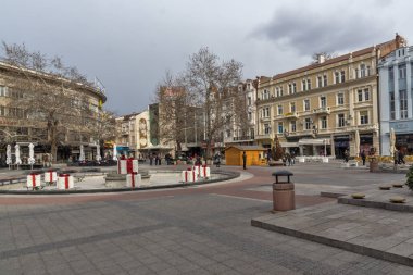 Plovdiv, Bulgaristan - 30 Aralık 2016: İnsanlar yürürken, insanlar, Merkez yaya cadde olarak şehir Plovdiv, Bulgaristan