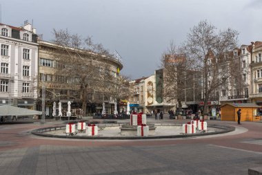 Plovdiv, Bulgaristan - 30 Aralık 2016: İnsanlar yürürken, insanlar, Merkez yaya cadde olarak şehir Plovdiv, Bulgaristan