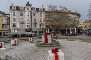 Plovdiv, Bulgaristan - 30 Aralık 2016: İnsanlar yürürken, insanlar, Merkez yaya cadde olarak şehir Plovdiv, Bulgaristan