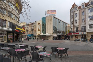 Plovdiv, Bulgaristan - 30 Aralık 2016: İnsanlar yürürken, insanlar, Merkez yaya cadde olarak şehir Plovdiv, Bulgaristan