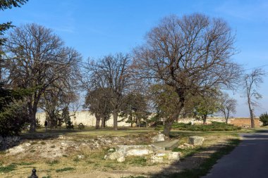 Belgrade, Sırbistan - 10 Kasım 2018: Gün batımı manzarasına Belgrad Kalesi ve Kalemegdan Park şehir Belgrad, Sırbistan'ın merkezinde