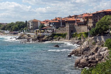 Sozopol, Bulgaristan - 10 Ağustos 2018: Şaşırtıcı Panorama kıyı Street'in eski şehir Süzebolu, Burgaz bölge, Bulgaristan