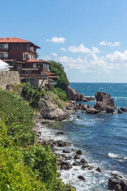 Sozopol, Bulgaristan - 10 Ağustos 2018: Şaşırtıcı Panorama kıyı Street'in eski şehir Süzebolu, Burgaz bölge, Bulgaristan