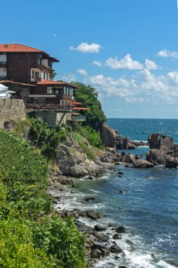 Sozopol, Bulgaristan - 10 Ağustos 2018: Şaşırtıcı Panorama kıyı Street'in eski şehir Süzebolu, Burgaz bölge, Bulgaristan