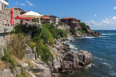 Sozopol, Bulgaristan - 10 Ağustos 2018: Şaşırtıcı Panorama kıyı Street'in eski şehir Süzebolu, Burgaz bölge, Bulgaristan