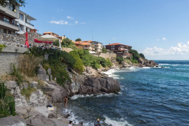 Sozopol, Bulgaristan - 10 Ağustos 2018: Şaşırtıcı Panorama kıyı Street'in eski şehir Süzebolu, Burgaz bölge, Bulgaristan