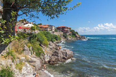Sozopol, Bulgaristan - 10 Ağustos 2018: Şaşırtıcı Panorama kıyı Street'in eski şehir Süzebolu, Burgaz bölge, Bulgaristan