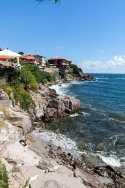Sozopol, Bulgaristan - 10 Ağustos 2018: Şaşırtıcı Panorama kıyı Street'in eski şehir Süzebolu, Burgaz bölge, Bulgaristan