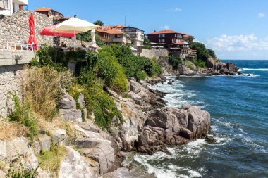 Sozopol, Bulgaristan - 10 Ağustos 2018: Şaşırtıcı Panorama kıyı Street'in eski şehir Süzebolu, Burgaz bölge, Bulgaristan