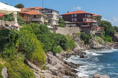 Sozopol, Bulgaristan - 10 Ağustos 2018: Şaşırtıcı Panorama kıyı Street'in eski şehir Süzebolu, Burgaz bölge, Bulgaristan