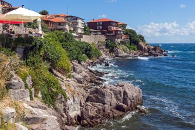 Sozopol, Bulgaristan - 10 Ağustos 2018: Şaşırtıcı Panorama kıyı Street'in eski şehir Süzebolu, Burgaz bölge, Bulgaristan