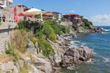 Sozopol, Bulgaristan - 10 Ağustos 2018: Şaşırtıcı Panorama kıyı Street'in eski şehir Süzebolu, Burgaz bölge, Bulgaristan