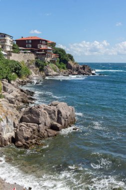 Sozopol, Bulgaristan - 10 Ağustos 2018: Şaşırtıcı Panorama kıyı Street'in eski şehir Süzebolu, Burgaz bölge, Bulgaristan