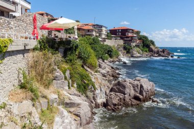 Sozopol, Bulgaristan - 10 Ağustos 2018: Şaşırtıcı Panorama kıyı Street'in eski şehir Süzebolu, Burgaz bölge, Bulgaristan