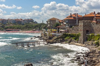 Sozopol, Bulgaristan - 10 Ağustos 2018: Şaşırtıcı Panorama kıyı Street'in eski şehir Süzebolu, Burgaz bölge, Bulgaristan