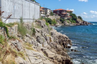 Sozopol, Bulgaristan - 10 Ağustos 2018: Şaşırtıcı Panorama kıyı Street'in eski şehir Süzebolu, Burgaz bölge, Bulgaristan