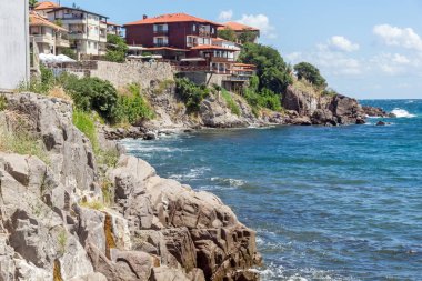 Sozopol, Bulgaristan - 10 Ağustos 2018: Şaşırtıcı Panorama kıyı Street'in eski şehir Süzebolu, Burgaz bölge, Bulgaristan