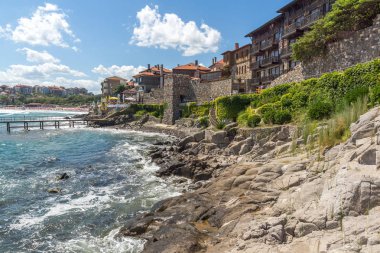 Sozopol, Bulgaristan - 10 Ağustos 2018: Şaşırtıcı Panorama kıyı Street'in eski şehir Süzebolu, Burgaz bölge, Bulgaristan