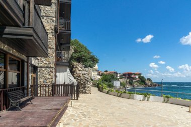 Sozopol, Bulgaristan - 10 Ağustos 2018: Şaşırtıcı Panorama kıyı Street'in eski şehir Süzebolu, Burgaz bölge, Bulgaristan