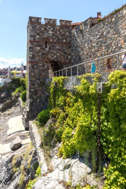 Sozopol, Bulgaristan - 10 Ağustos 2018: Şaşırtıcı Panorama kıyı Street'in eski şehir Süzebolu, Burgaz bölge, Bulgaristan
