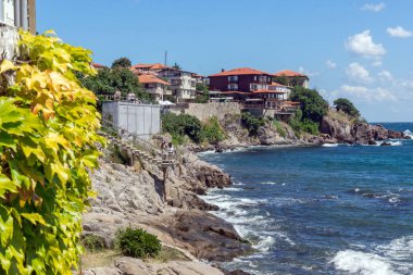 Sozopol, Bulgaristan - 10 Ağustos 2018: Şaşırtıcı Panorama kıyı Street'in eski şehir Süzebolu, Burgaz bölge, Bulgaristan