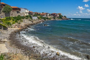 Sozopol, Bulgaristan - 10 Ağustos 2018: Şaşırtıcı Panorama kıyı Street'in eski şehir Süzebolu, Burgaz bölge, Bulgaristan